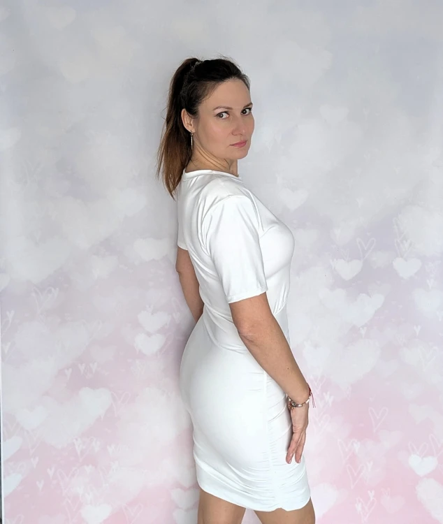 Sukienka bodycon z marszczeniami i poduszkami biała śmietankowa