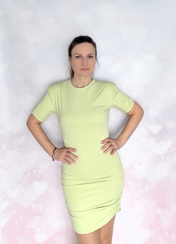 Sukienka bodycon z marszczeniami i poduszkami pistacjowa zielona