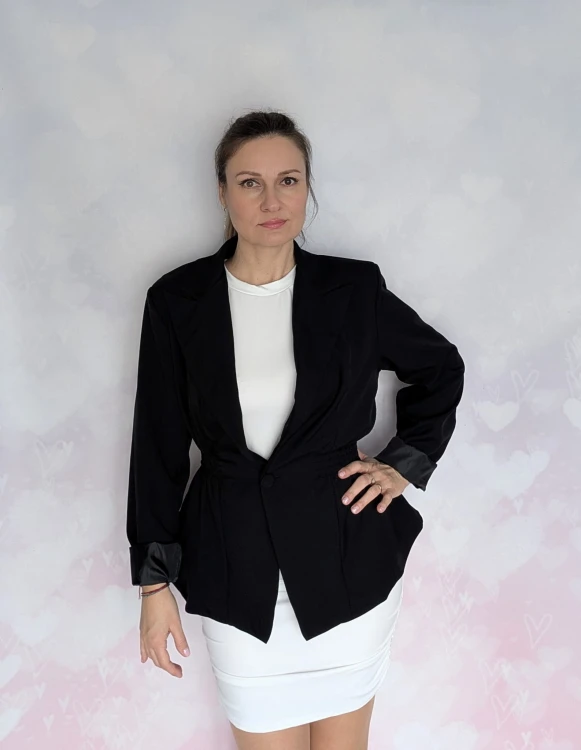 Elegancka marynarka z marszczeniem w talii, czarna