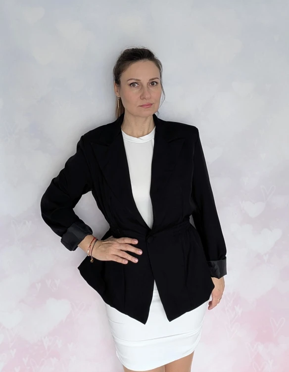 Elegancka marynarka z marszczeniem w talii, czarna