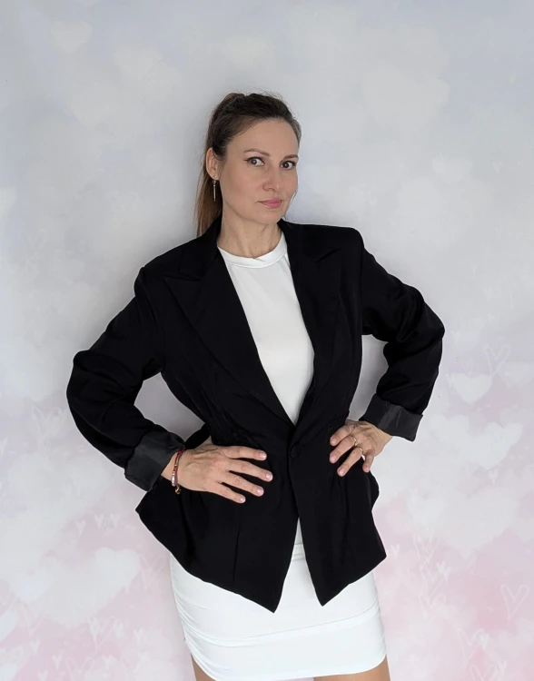 Elegancka marynarka z marszczeniem w talii, czarna