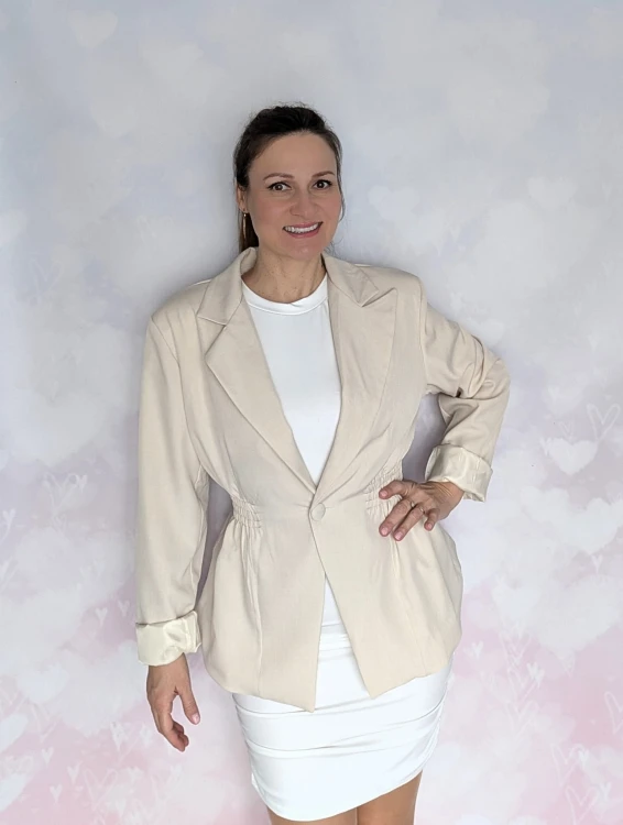 Elegancka marynarka z marszczeniem w talii, beż