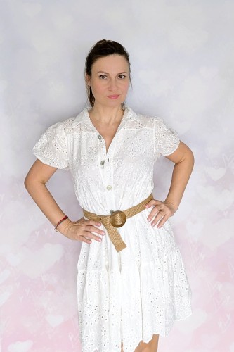 Biała sukienka bawełniana w 100% z haftem angielskim i paskiem