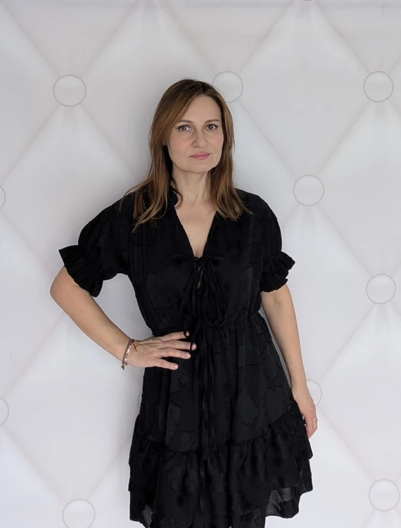 Sukienka z motywem florystycznym i wiązaniem czarna- model Elena