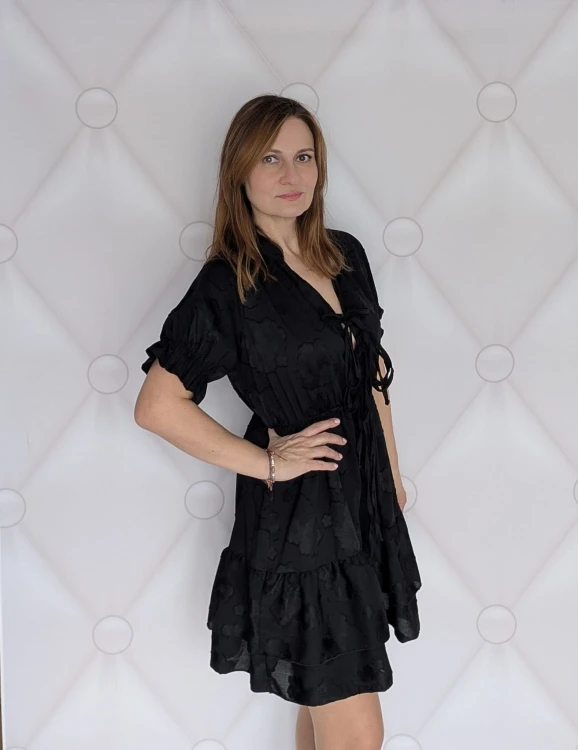 Sukienka z motywem florystycznym i wiązaniem czarna- model Elena