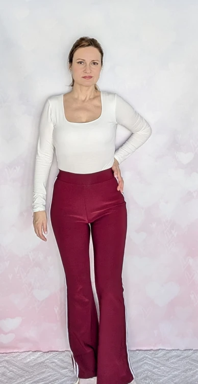 Spodnie legginsy dzwony z lampasami- komfort i styl w jednym bordowe