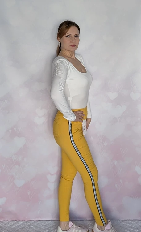 Stylowe legginsy spodnie z lampasem oraz kieszeniami żółte