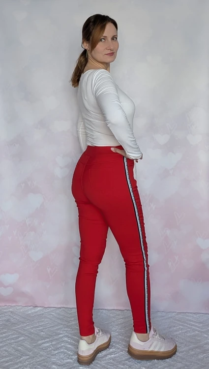 Stylowe legginsy spodnie z lampasem oraz kieszeniami czerwone