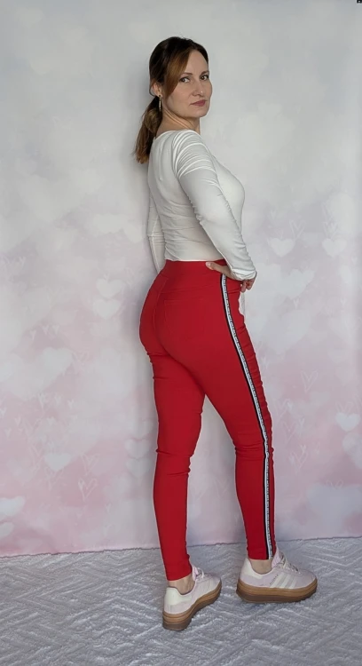 Stylowe legginsy spodnie z lampasem oraz kieszeniami czerwone