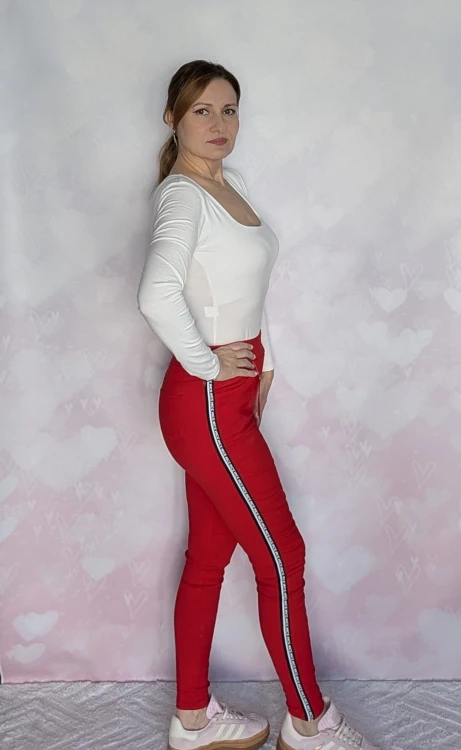 Stylowe legginsy spodnie z lampasem oraz kieszeniami czerwone