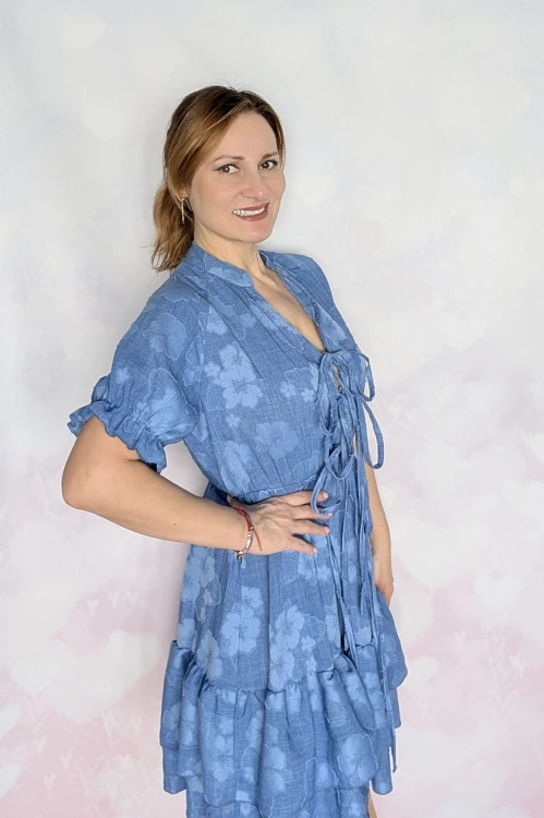 Sukienka z motywem florystycznym i wiązaniem niebieska- model Elena