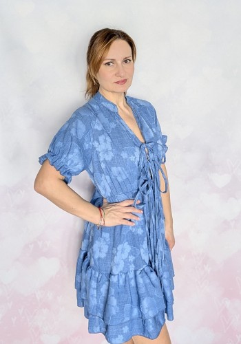 Sukienka z motywem florystycznym i wiązaniem niebieska- model Elena