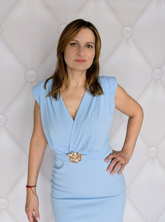 Elegancka sukienka midi z ozdobną broszką i rozcięciem niebieska