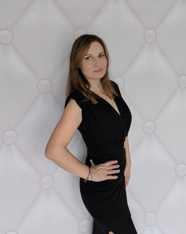 Elegancka sukienka midi z ozdobną broszką i rozcięciem czarna