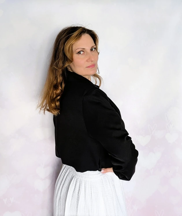 Krótki żakiet z marszczeniem czarny- komfort w stylu glamour