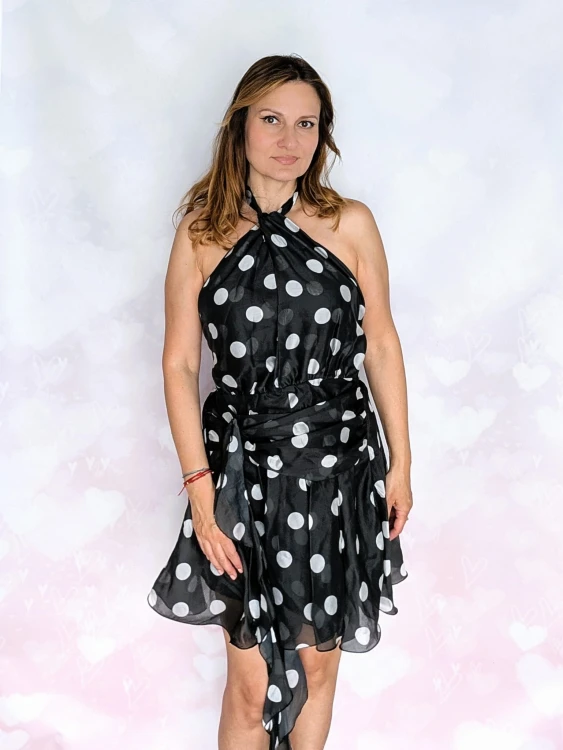 Sukienka letnia w grochy- elegancja w stylu retro czarna