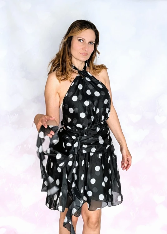 Sukienka letnia w grochy- elegancja w stylu retro czarna