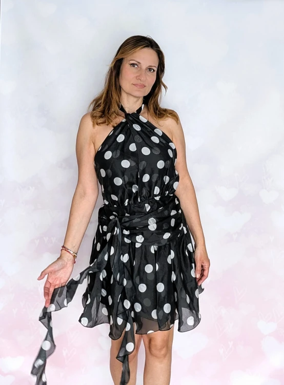 Sukienka letnia w grochy- elegancja w stylu retro czarna