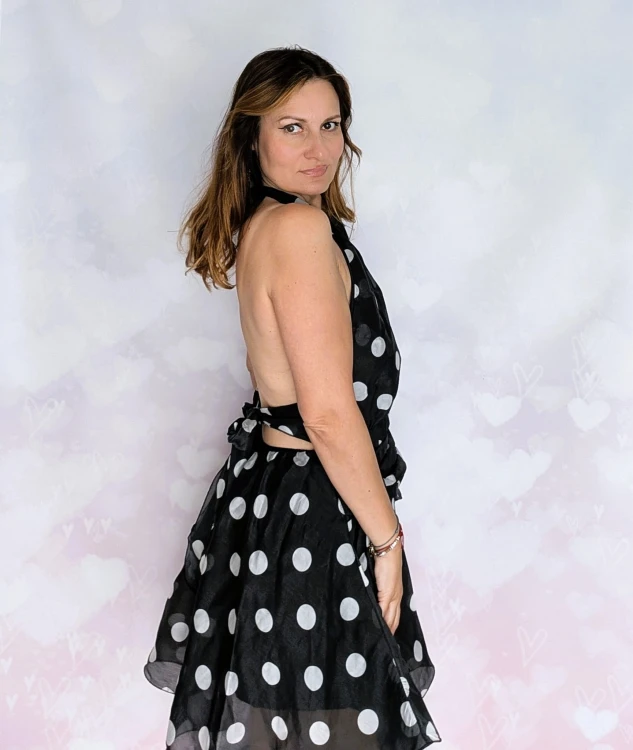Sukienka letnia w grochy- elegancja w stylu retro czarna
