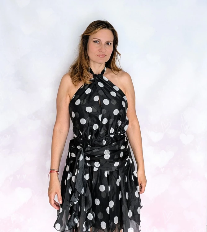 Sukienka letnia w grochy- elegancja w stylu retro czarna