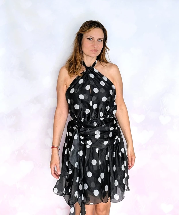 Sukienka letnia w grochy- elegancja w stylu retro czarna