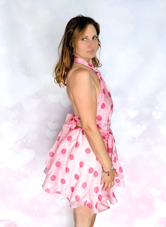Sukienka letnia w grochy- elegancja w stylu retro różowa