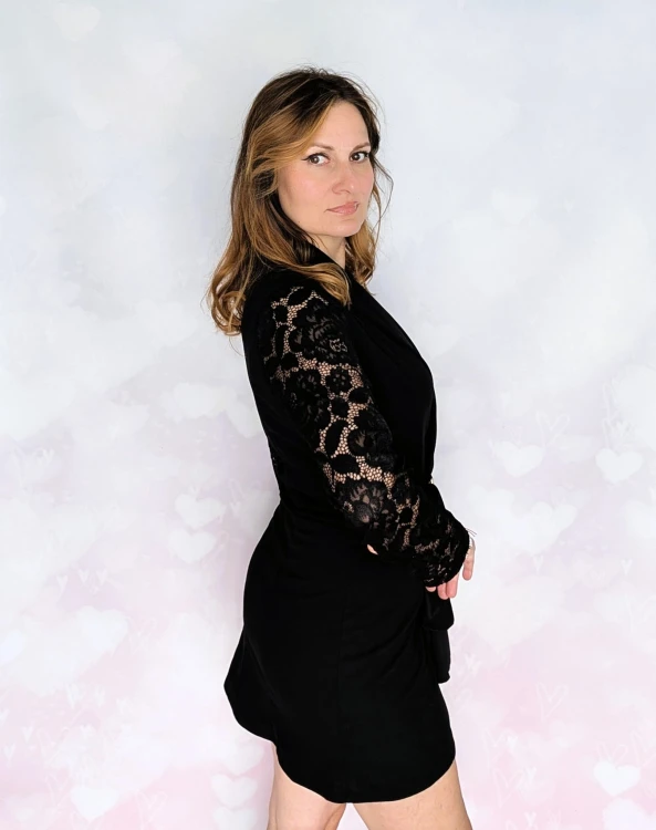 Elegancka sukienka mini z koronkowymi rękawami czarna