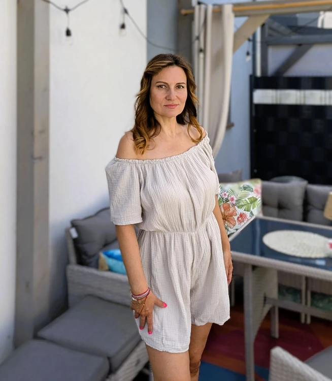 Muślinowy kombinezon typu carmen beżowy