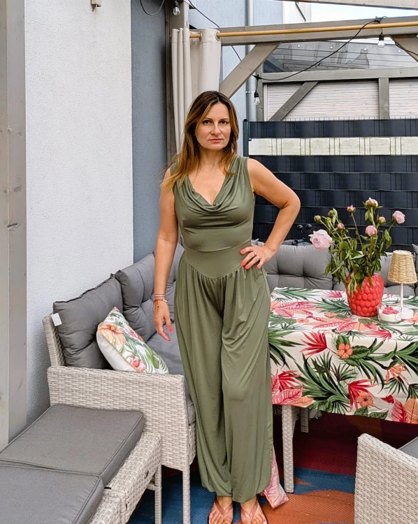 Kobiecy kombinezon damski z dekoltem typu woda - elegancki i wygodny zielony