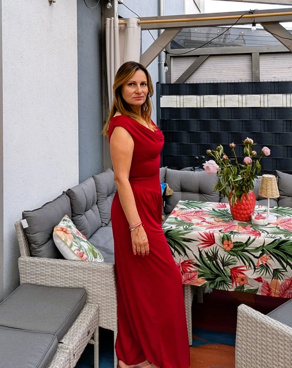 Kobiecy kombinezon damski z dekoltem typu woda - elegancki i wygodny czerwony