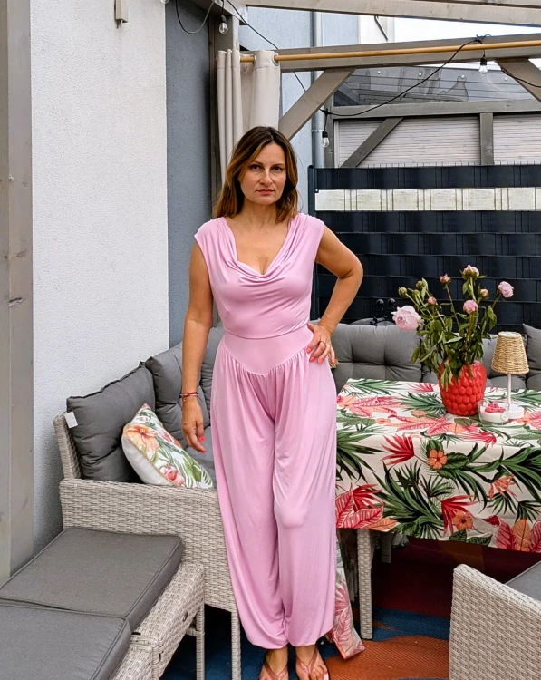 Kobiecy kombinezon damski z dekoltem typu woda - elegancki i wygodny różowy