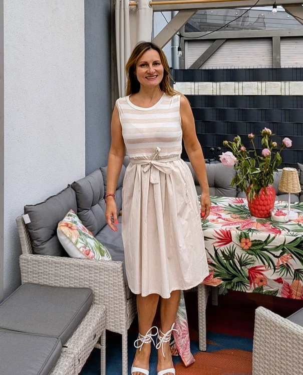 ​Sukienka bawełniana w paski – naturalny styl i wygoda beżowa