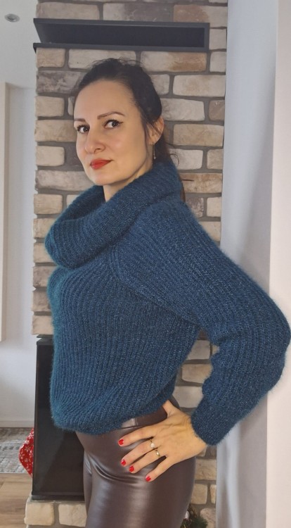 Sweter z efektownym golfem niebieski