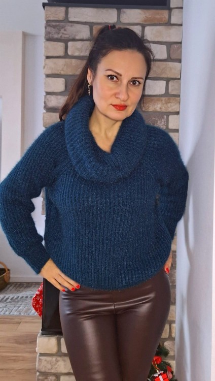 Sweter z efektownym golfem niebieski