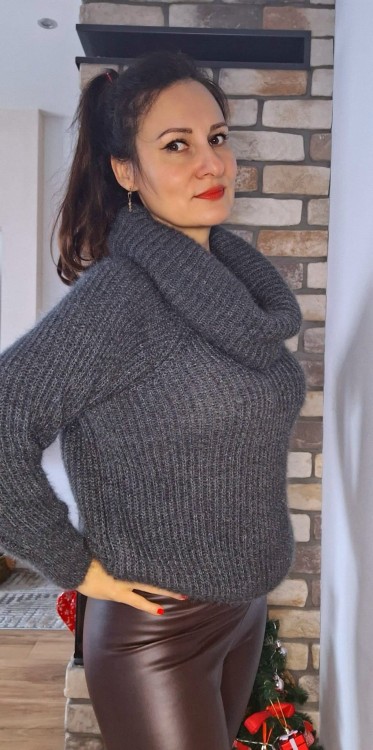 Sweter z efektownym golfem szary