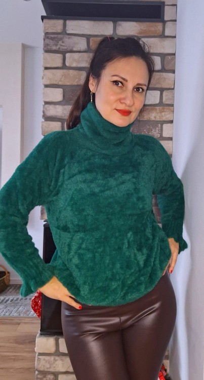 Sweter z golfem zielony