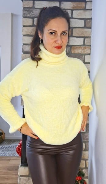 Sweter z golfem jasno żółty